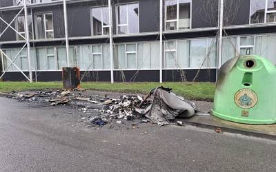 Eskoriatzako Udalaren "gaitzespen irmoa" asteburuan erre dituzten hamar edukiontzien aurrean