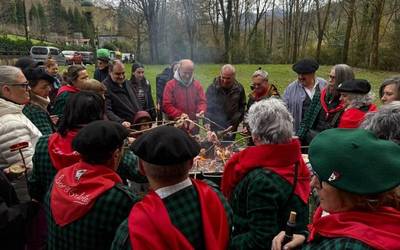 Gernikako zuhaitzaren kimua neurtuta ospatu zuten Kanporamartxo Larrazabalen