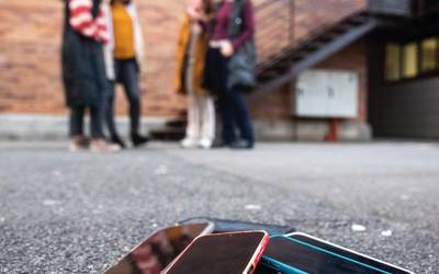 Gaztetxoei sare sozialetarako sarrera mugatu bai, eta nola?