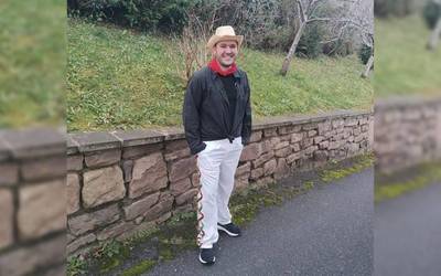 «Egun osoa irriz pasatzen dugu, kantuan eta dantzan akordeoiaren laguntzaz»