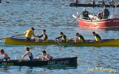 Bihar Donostian jokatzekoak ziren batel estropadak, bertan behera