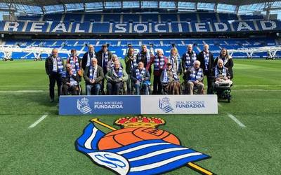 Otezuriko egoiliarrek Anoeta ezagutu dute Realeko bi jokalari ohiren eskutik