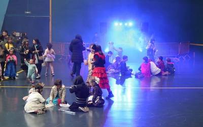 Dantzan eta txokolatea jaten ospatu dituzte inauteriak Elgetako gaztetxoek