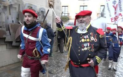 Eguraldiari aurre eginda umorez ospatu dute Arrasateko mozorro desfilea