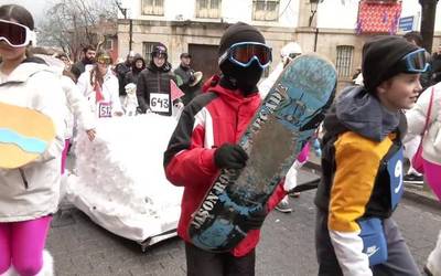 Umorea nagusitu da Eskoriatzan euriak baldintzatutako mozorro desfilean