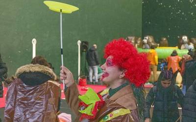 Frontoia zirku bilakatuta ospatu dituzte inauteriak Okondon