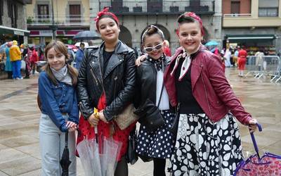 Haizeak eta euriak ez dute Debako inauteri giroa zapuztu