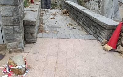 Itzurun hondartzako sarbide batera harriak erori dira, eta bidea ixtea erabaki du Udaltzaingoak