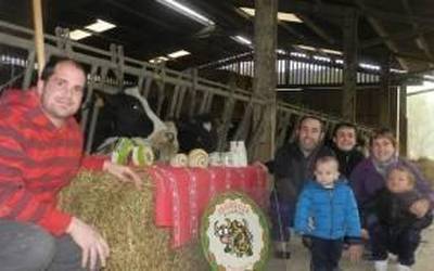 Ekologikoan ari diren esne behi sektorekoak Altzon bildu dira