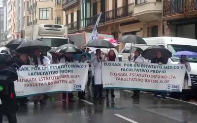 Osakidetzako medikuek greba hasi dute, "estatutu propio baten alde"