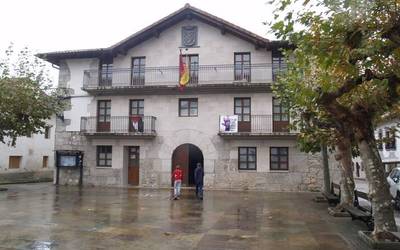 Udaletxea ordu batez egonen da zabalik