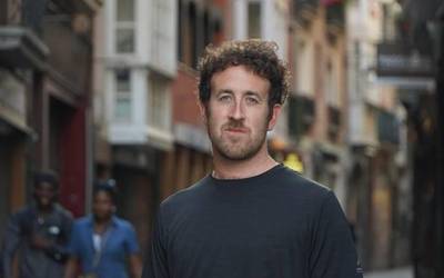 Kauldi Iriondo: "Gure auzoetatik harago bizi den jendea ezagutzeko aukera eman dit argazkilaritzak"