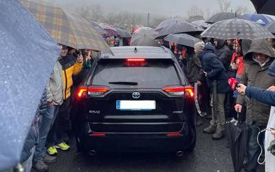 Langileen oihu eta txistu artean sartu da Tubos Reunidoseko zuzendaritza bilerara