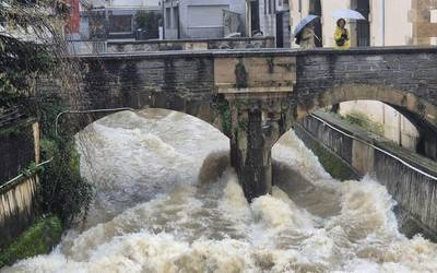 Ura eta sua belaunetatik behera