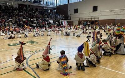 Dantzaz eta kolorez bete da Eskoriatzako kiroldegia