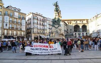 Ohiko tratu txarrak ematea egotzita gizon bat atxilotu dute Gasteizen