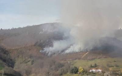Herritarrak babesteko eta kalteak murrizteko helburuarekin, mendiko suteen aurkako plana aurkeztu dute Lesakan