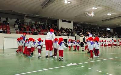 Euskal mitologiako pertsonaietan gorpuztu dira Urgaineko ikasleak eta irakasleak