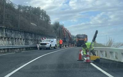 Atzo Zarautz eta Getaria arteko errepidearen gainera eroritako harria kendu dute