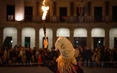Lezeagako sorginarekin batera agurtu dituzte Laudioko aratusteak