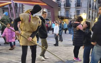 Zatamarro begi gorri, urtien behin etorri!