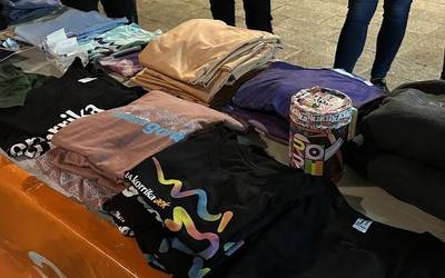 Korrikako materiala salduko dute zapatu goizean plazan