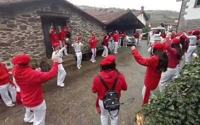 [BIDEOA] Goizuetako mozorroak jo eta su aritu dira dantzan