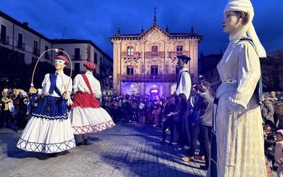Aratusteetako maskara  jantzita egin dute dantza erraldoiek