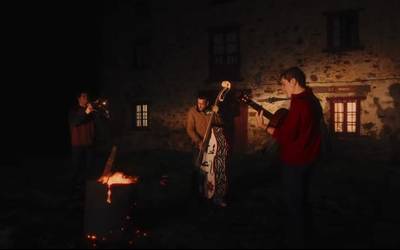 'Suga gorri' abestiaren bideoklipa kaleratu du Peio Uribetxebarria aretxabaletarrak