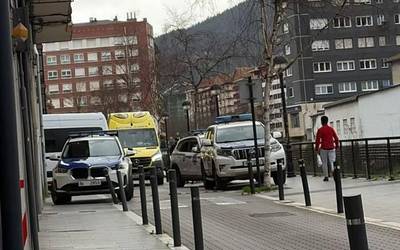 Gizon bat atxilotu dute bere pisukideari labana batekin erasotzeagatik