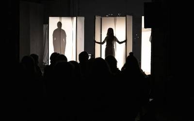 'Itzal(iko) bagina' eta 'Txuri beltza da ta...' ikuskizunak, asteburuan, Ispiluen gelan