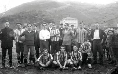 Elgoibarko futbol taldea Debako hondartzan