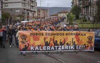 Lantegitik Amurrioko udaletxera martxa egin dute Tubos Reunidoseko langileek