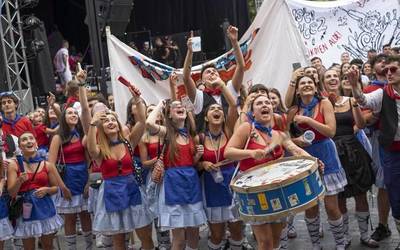 Amurrioko jaien kartel lehiaketa diseinatzaile eta artista profesionalak erakartzera bideratu dute