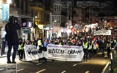 Emakume bat jotzea leporatuta gizon bat atxilotu dute Aranbizkarran