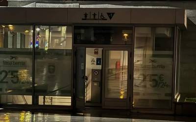 EAJk kritikatu du Aldai plazako aparkalekuko sarreran jarritako kartelek segurtasunik gabeko tokia bilakatu dutela