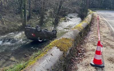 Bi zauritu Santa Ageda eta Aramaio artean izandako auto istripu batean