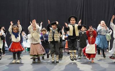 Dantzari txikiek nahiz ikusleek erruz gozatu dute Danbolin eskolako ikasleen emanaldiarekin