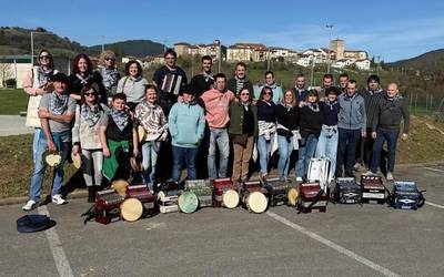 Trikitilari eta panderojole ugari elkartu dira Artziniegan, eskualdeko IV. Trikitixa Topaketetan