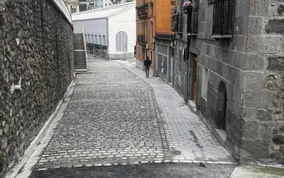 Garajeetarako sarbidea libre, baina autoa garajean gorde ezinda