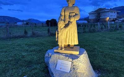 Sanzen eskultura argiztatuta