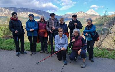 Mariarka bisitatu dute paseoan Aramaioko Lagunkoiakoek