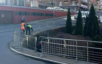 Hasi dituzte auto istripu baten ondorioz apurtutako baranda zatia berritzeko lanak