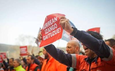 Euskalduna Jauregira mugitu du Tubos Reunidoseko zuzendaritzak biharko bilera, atzoko protesten ondoren