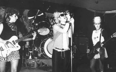 Emakumezkoen punk taldeak, Kataren kuir musika txokoan