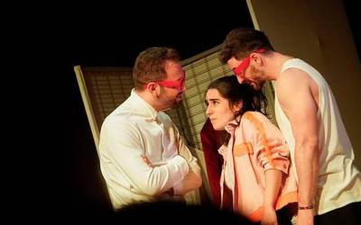 'Peleles' antzezlana astelehenean, nerabeen ziurgabetasuna eta osasun mentala oinarri