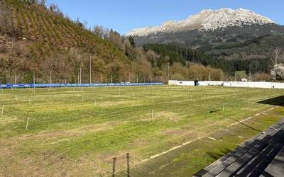 Euskadiko infantil mailako Kros Txapelketa jasotzeko prest dago Atxabalpeko zelaia