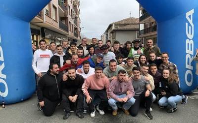 [BIDEOA]: Txalo zaparrada artean hartu dute zaldibartarrek Jon Arrizabalaga eta honen familia