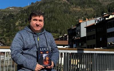 Jose Ramon Piñeiro (idazlea): "Oso behatzailea naiz. Gauzekin ohartzen naiz eta istorio asko datozkit irudimenera"