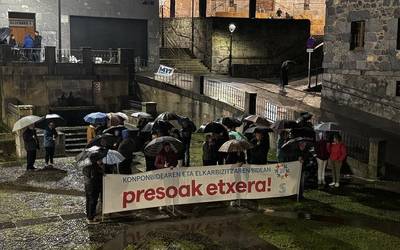 Euskal presoen, iheslarien eta deportatuen etxeratze prozesua kutsatu nahian dabiltzala salatu zuten